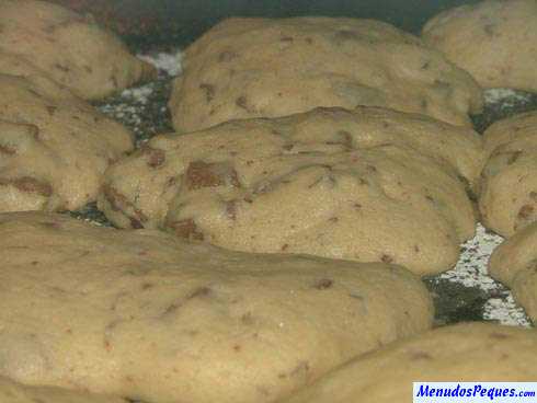 horneando las galletas de Chocolate tipo Cookies