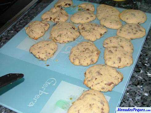 Las Galletas de Chocolate tipo Cookies están listas, déjalas así para que se enfríen al aire.